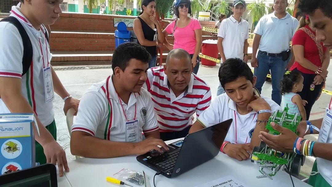 En el Campeonato Interclases de Robótica, realizado en la institución educativa Simón Bolívar, estuvo presente el alcalde de Arauca, Luis Emilio Tovar Bello.
